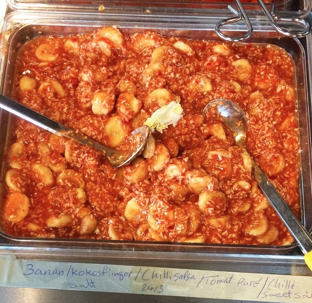 Eleven Hanna skriver "Det här är vår salladsbar. Den består av banan, kokosflingor, chilisalsa, tomatpuré och sweet chili-sås." Genier eller fullkomligt galna, vi vet inte vad vi ska tro om kockarna bakom den här blandningen. Eleven Hanna skriver "Det här är vår salladsbar. Den består av banan, kokosflingor, chilisalsa, tomatpuré och sweet chili-sås." Genier eller fullkomligt galna, vi vet inte vad vi ska tro om kockarna bakom den här blandningen.